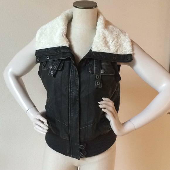 Xhilaration Jackets & Blazers - Xhilaration faux fur collar vest